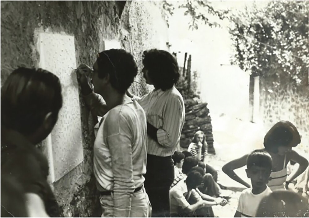 Luca Alinari e Fabio De Poli a Castagno in quella famosa estate del 1975, mentre dipingono i loro affreschi (Novembre, Alinari e Ottobre, De Poli) - foto dall’archivio di Tommaso Paloscia.